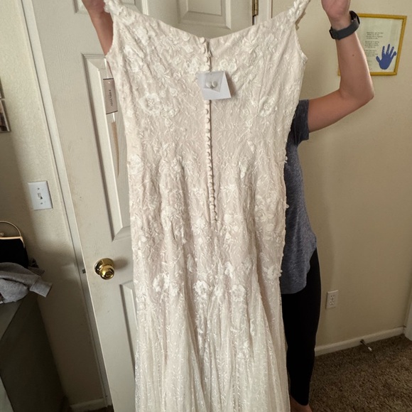 Elegant Lace Sleeveless wedding dress - Picture 4 of 15